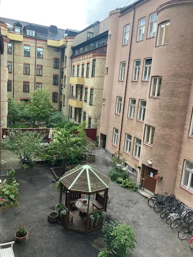Rum Med Eget Badrum Och Stort, Delat Koek,Centralt I Malmoe A Room In An Apartment, Own Bathroom And Kitchen Shared With A Family Apartment Malmo